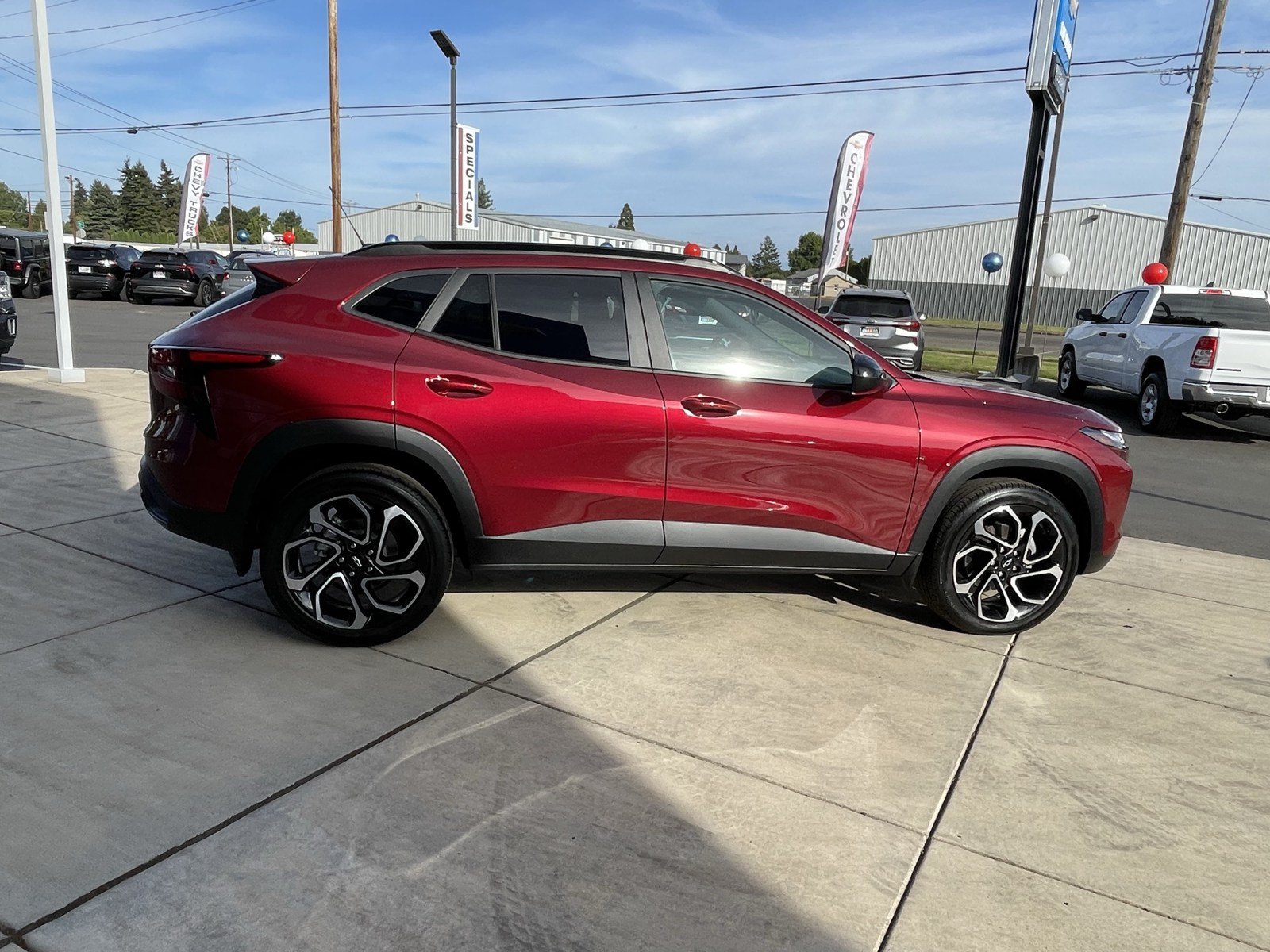 Used 2024 Chevrolet Trax RS w/ Sunroof Package FWD image 6