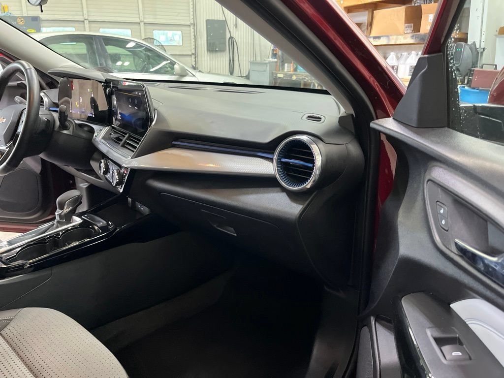 Used 2025 Chevrolet Trax LT w/ LT Convenience Package FWD image 27