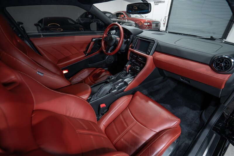 Used 2021 Nissan GT-R Premium AWD/4WD image 28