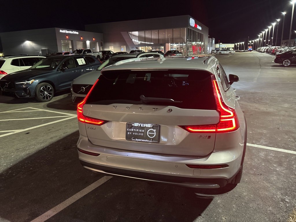 Certified 2025 Volvo V60 B5 Cross Country Plus image 3