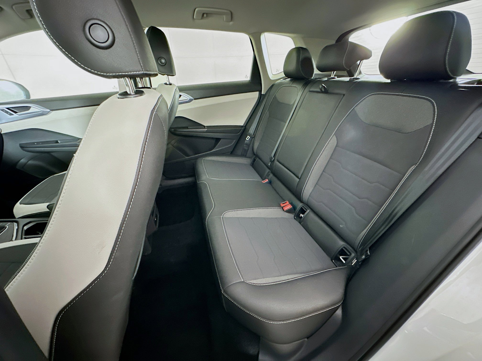 Used 2025 Volkswagen Taos SE FWD image 26