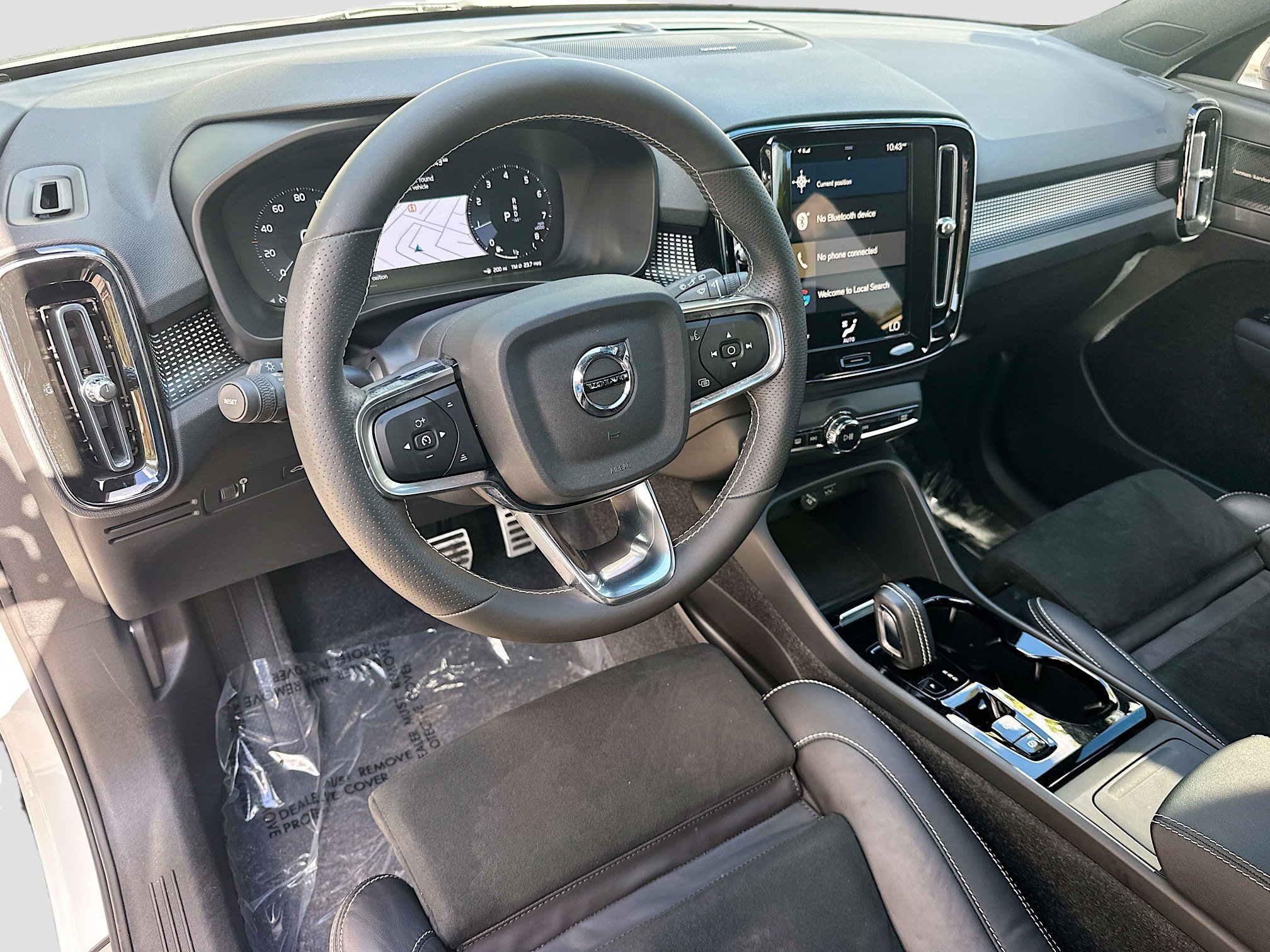 Used 2021 Volvo XC40 T4 R-Design image 9