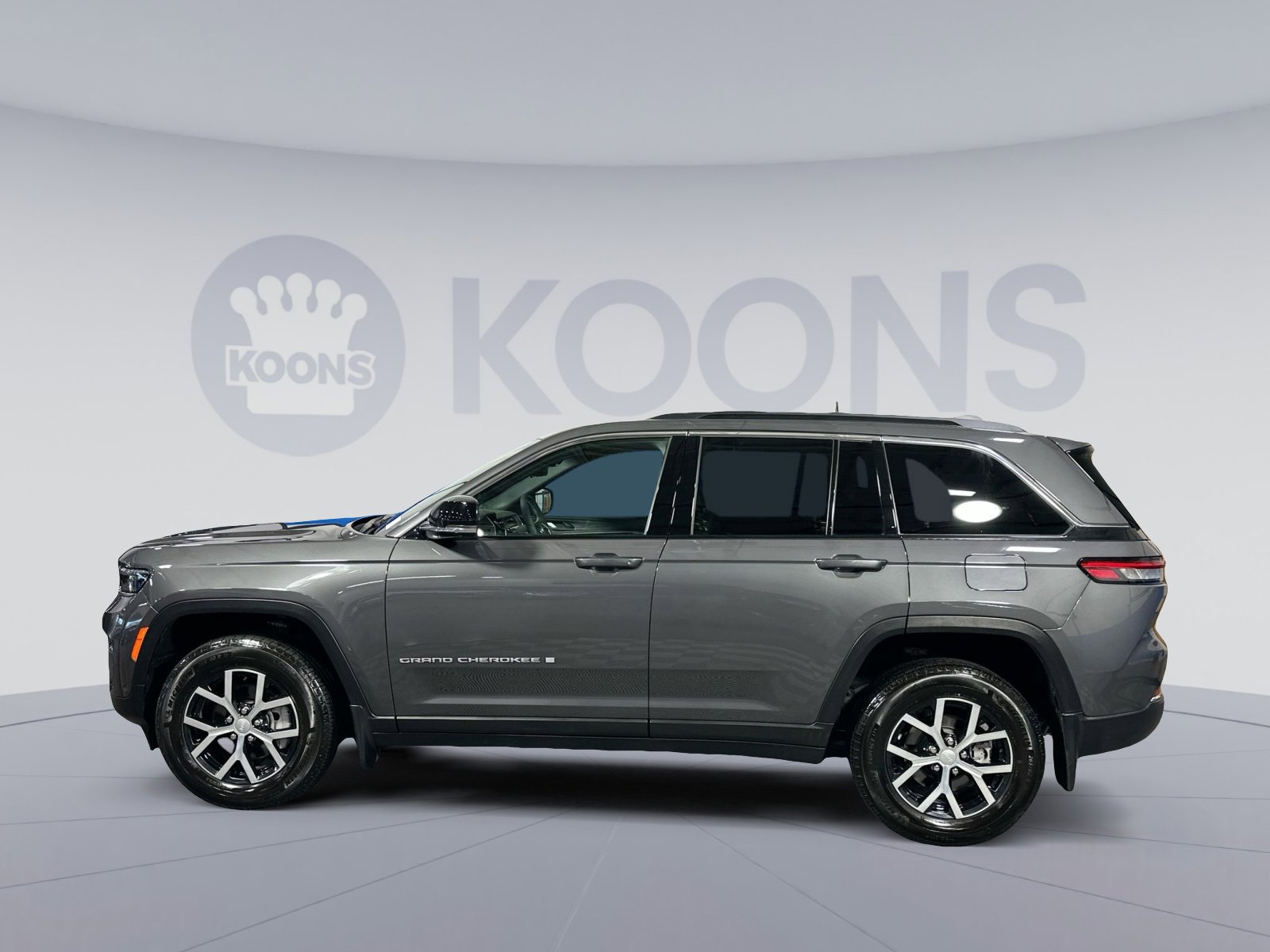 Used 2025 Jeep Grand Cherokee Limited w/ Luxury Tech Group II image 2