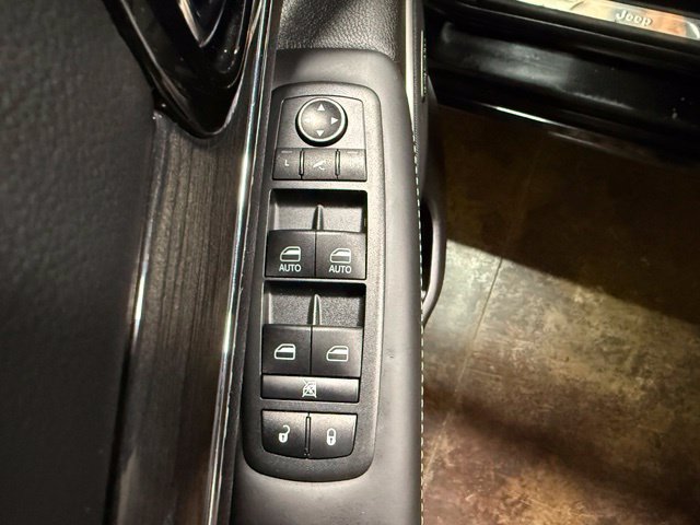 Used 2019 Jeep Grand Cherokee Overland AWD/4WD image 13
