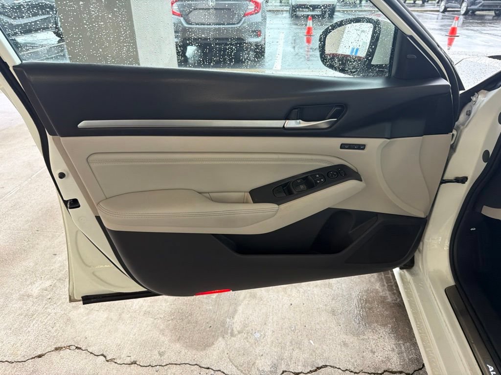 Used 2019 Nissan Altima 2.0 Platinum FWD image 18