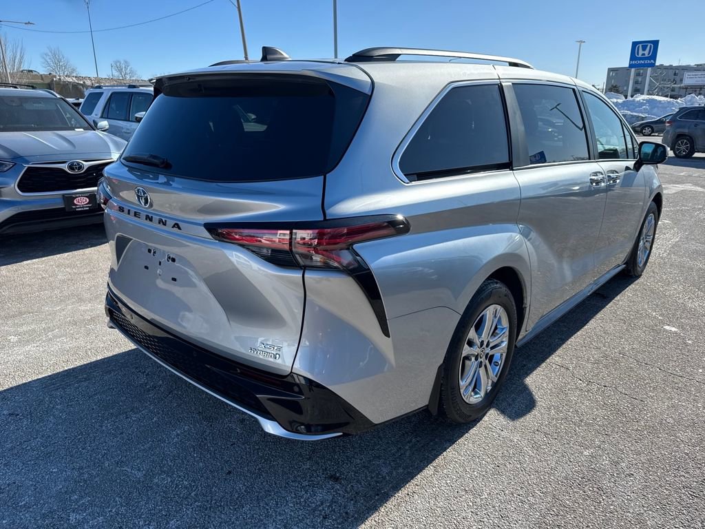Used 2022 Toyota Sienna XSE image 7