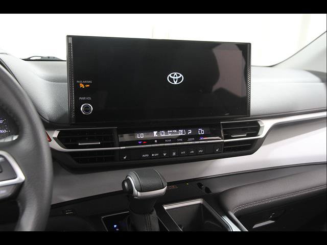 Used 2026 Toyota Sienna XLE FWD image 9