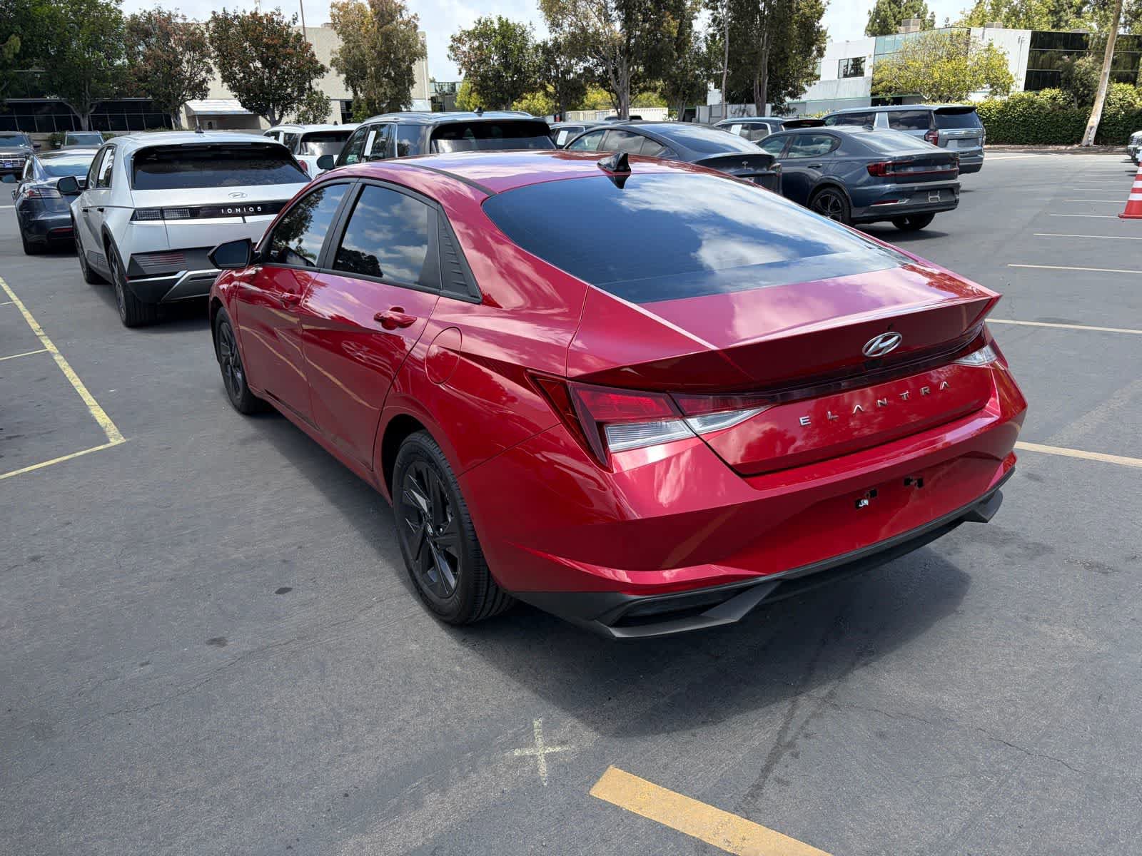 Used 2022 Hyundai Elantra SEL w/ Convenience Package FWD image 4