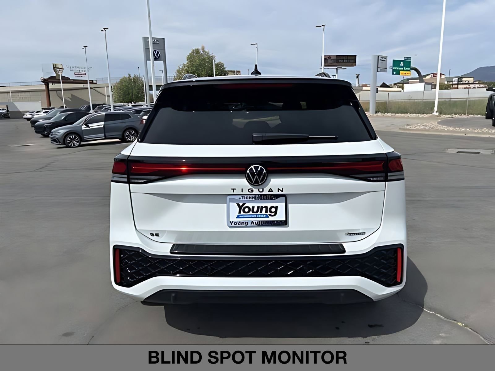 New 2026 Volkswagen Tiguan SE R-Line AWD/4WD image 4