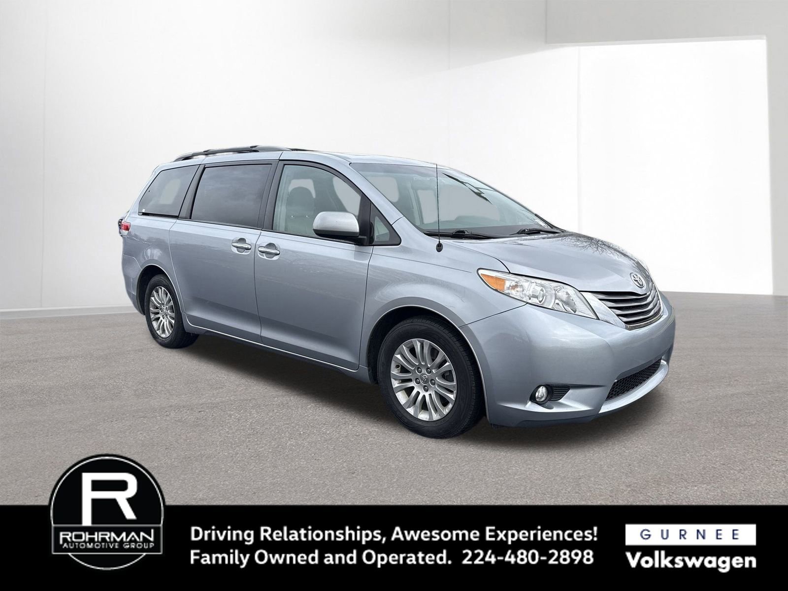 Used 2014 Toyota Sienna XLE image 2