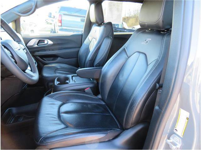 Used 2022 Chrysler Pacifica Touring-L w/ S Appearance Package FWD image 3