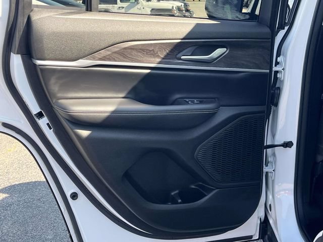 Used 2024 Jeep Grand Cherokee Limited w/ Black Appearance Package AWD/4WD image 16