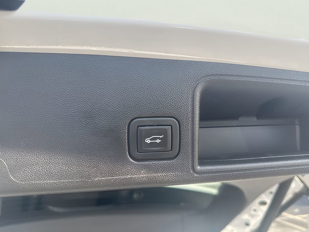 Used 2024 GMC Terrain SLT w/ Tech Package image 11