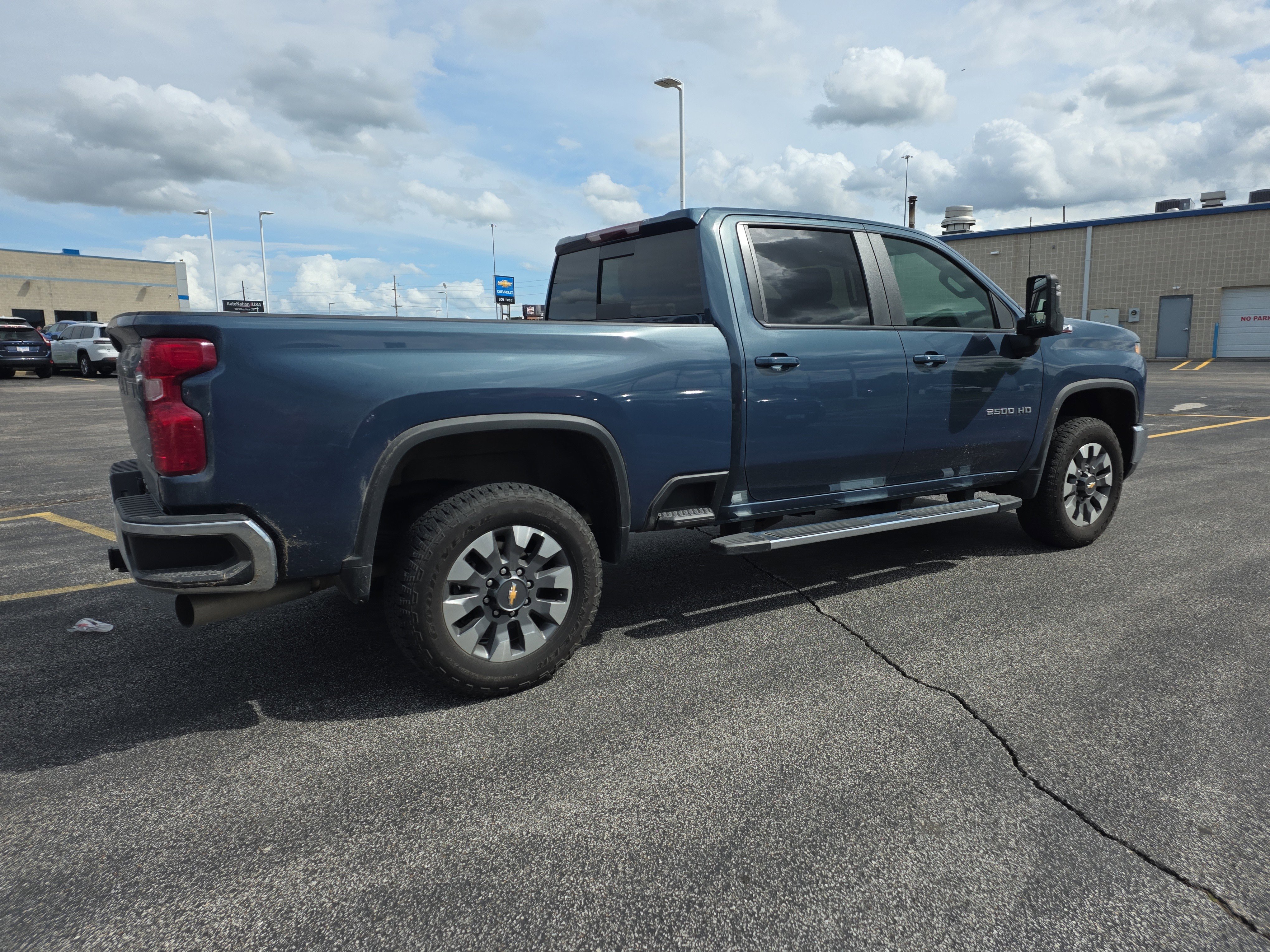 Used 2025 Chevrolet Silverado 2500 LT AWD/4WD image 3