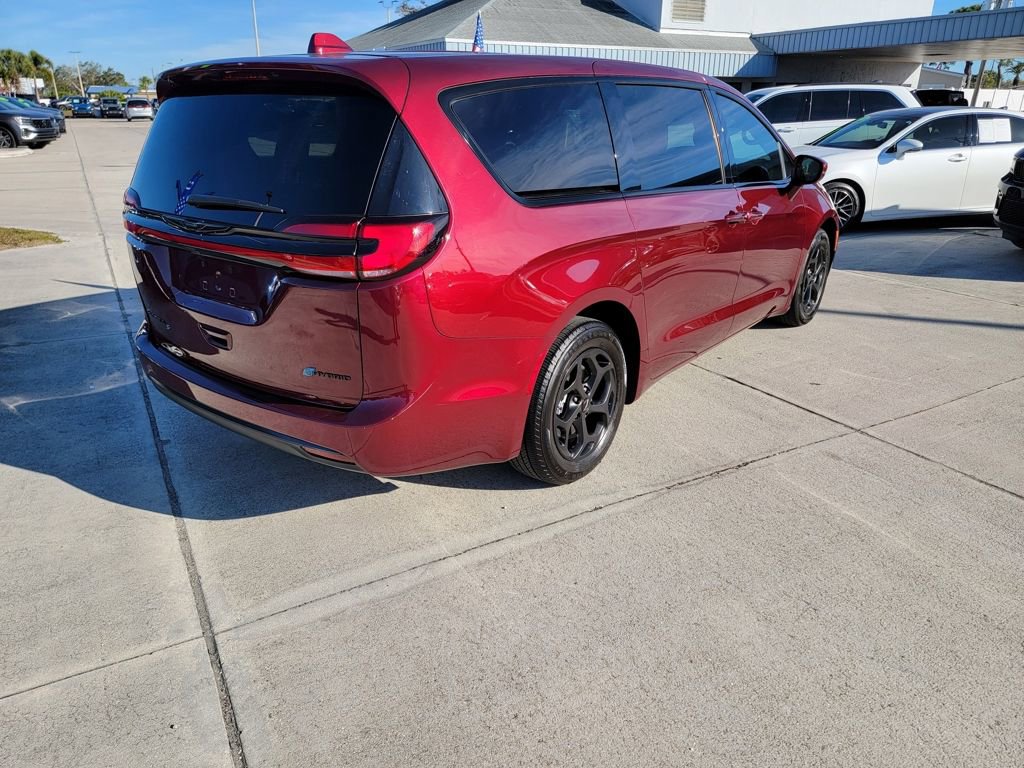 Used 2022 Chrysler Pacifica Touring-L w/ S Appearance Package image 5