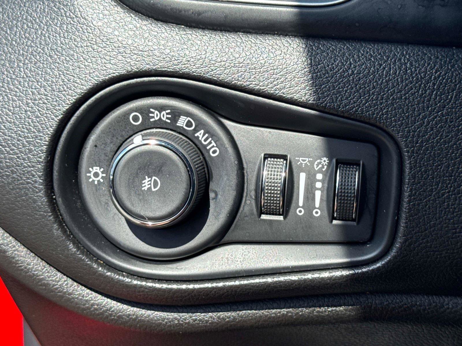 Used 2021 Jeep Renegade Latitude FWD image 30