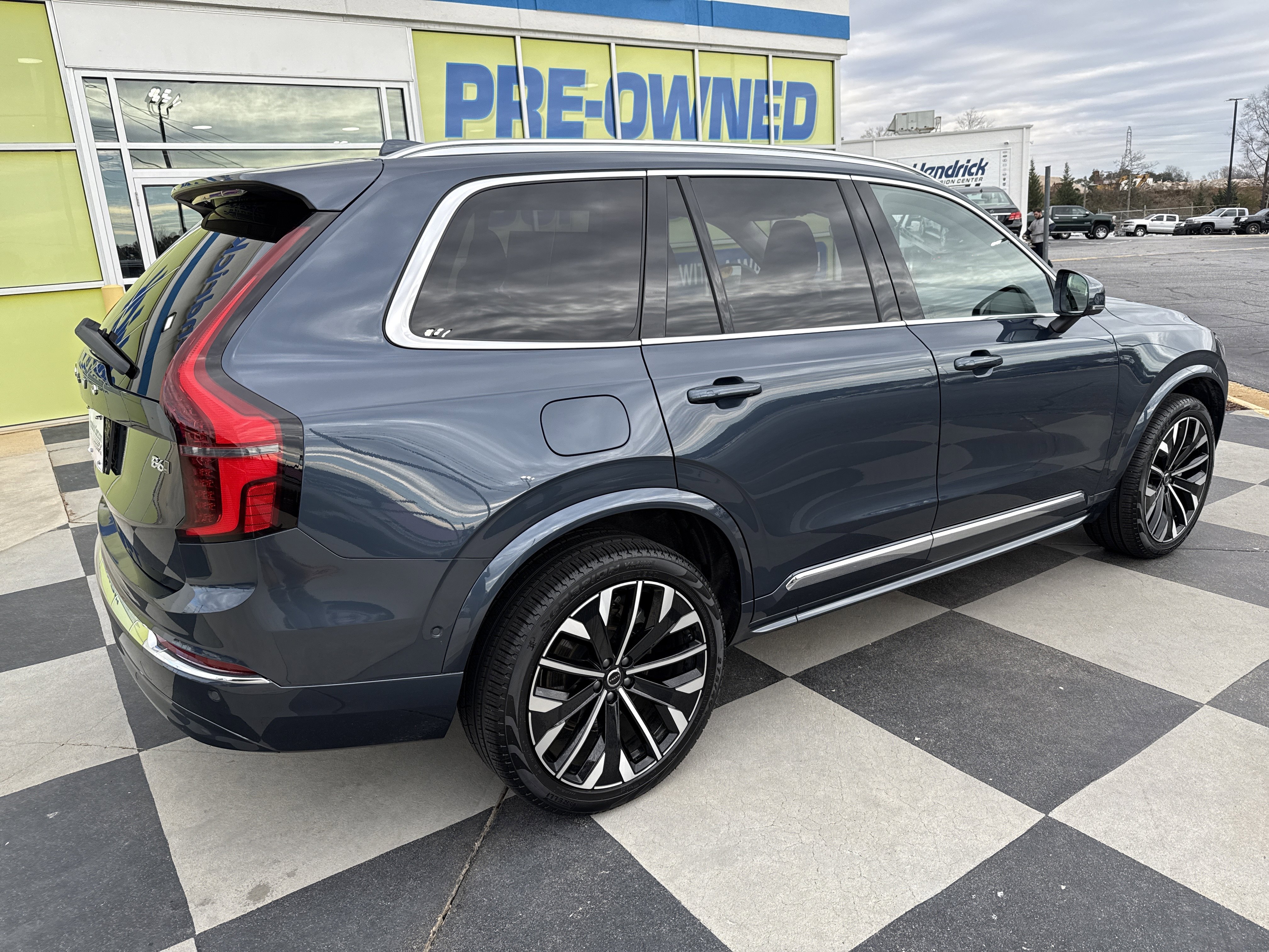 Used 2025 Volvo XC90 B6 Plus image 10