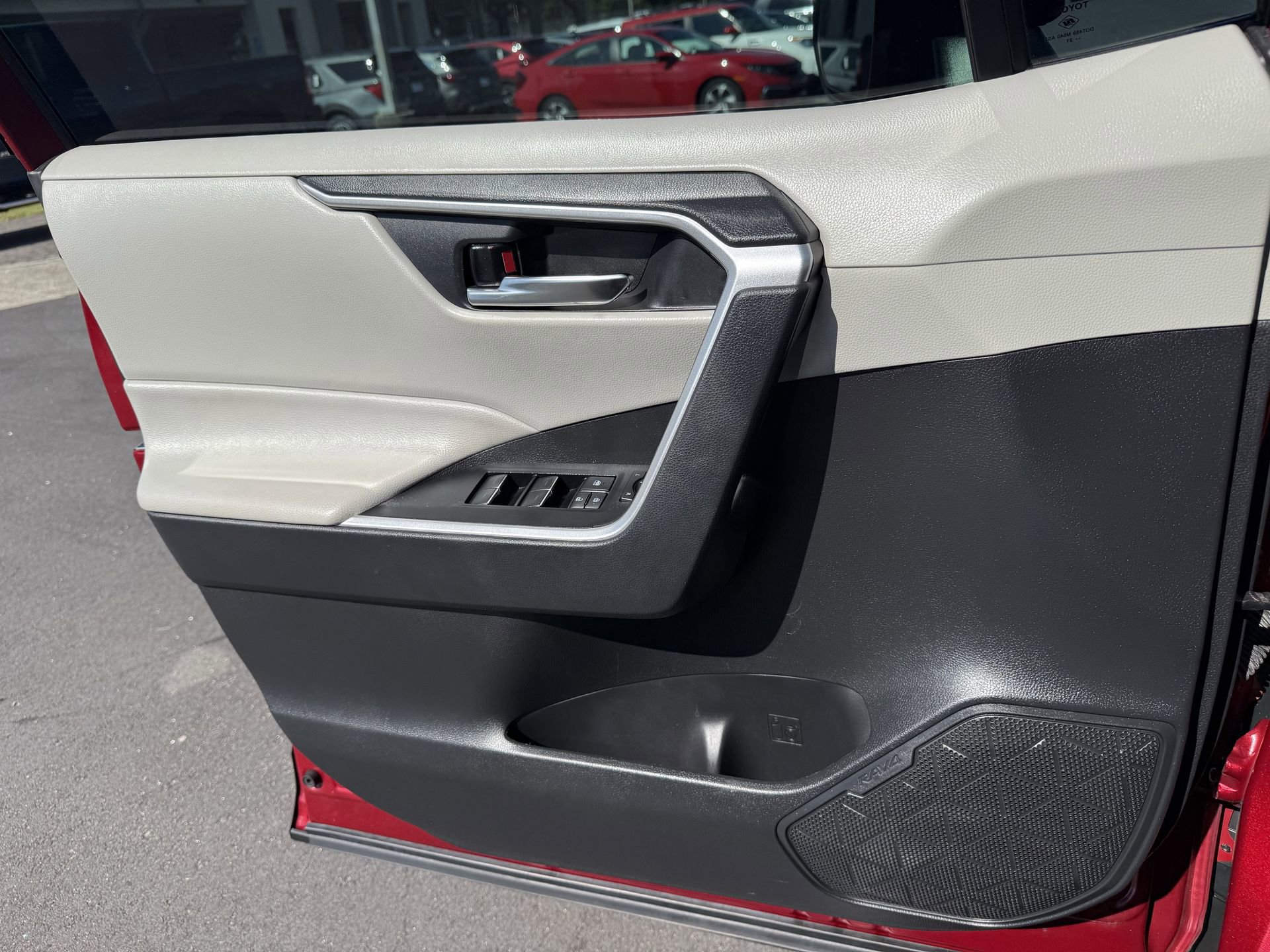 Used 2022 Toyota RAV4 XLE image 18