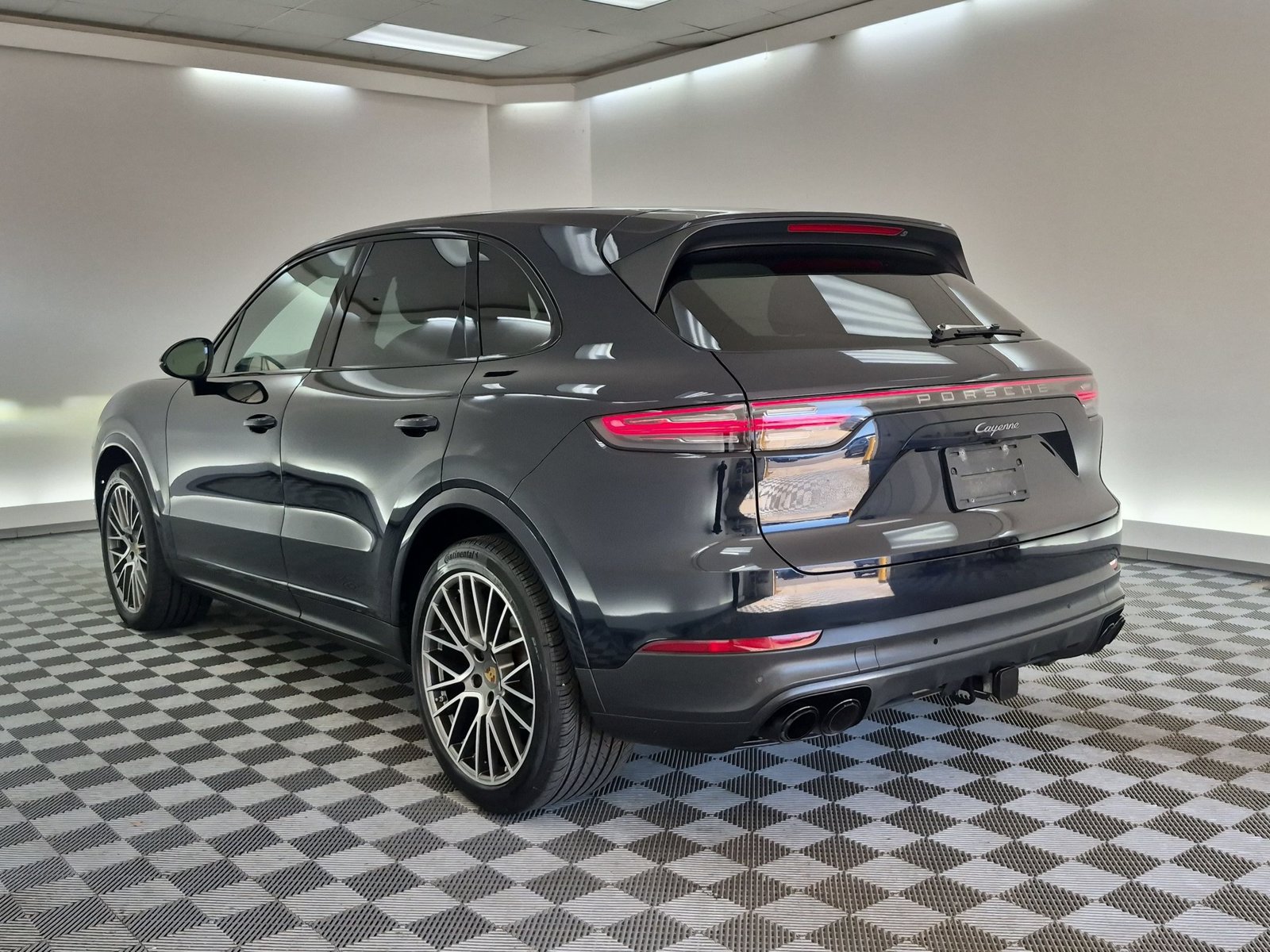 Used 2022 Porsche Cayenne Platinum Edition AWD/4WD image 3