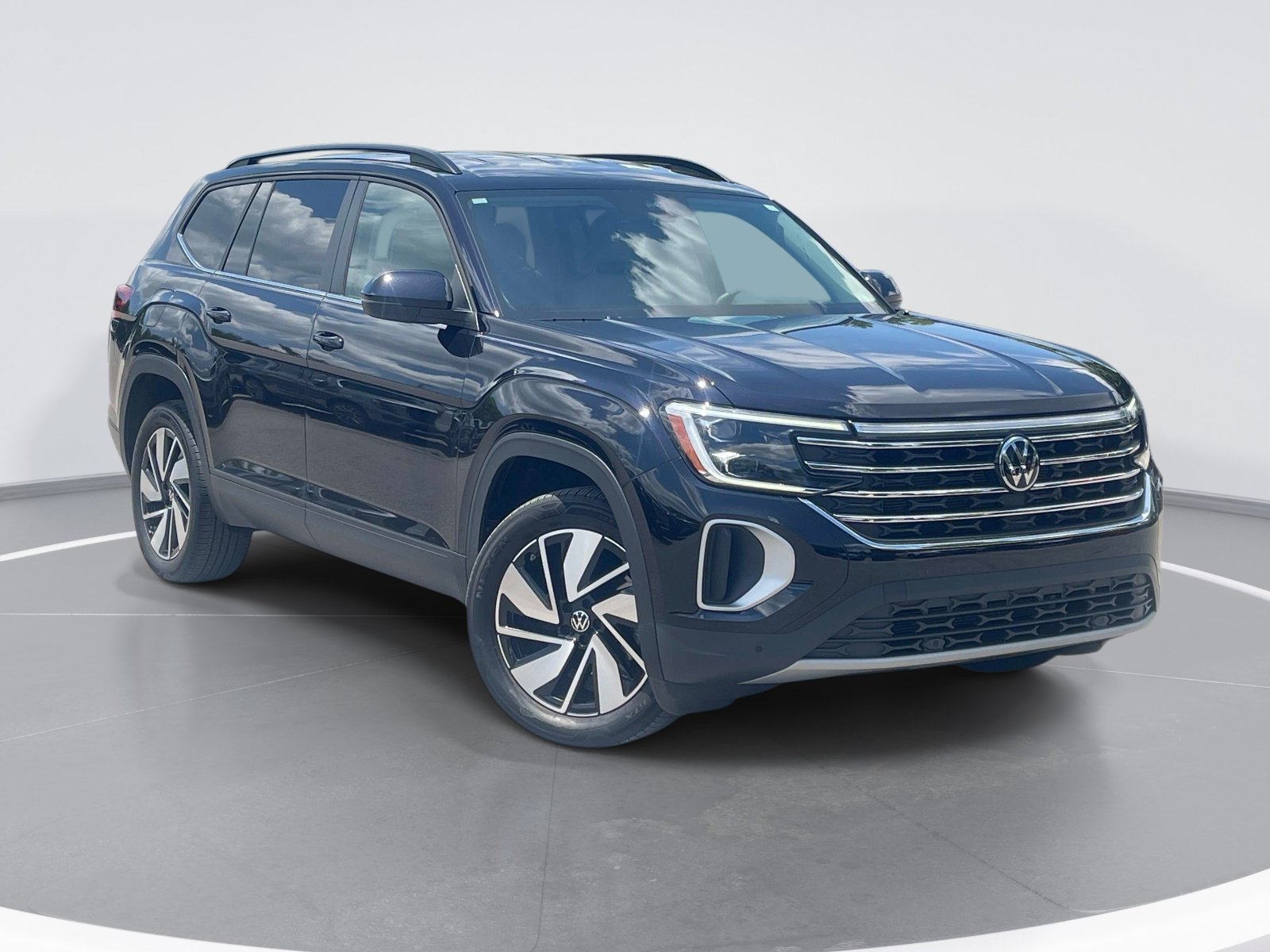 Used 2025 Volkswagen Atlas SE FWD image 2