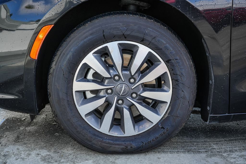 Certified 2024 Chrysler Pacifica Select image 11