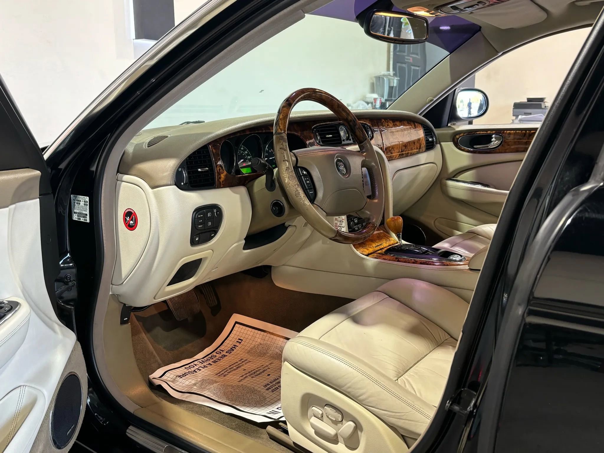 Used 2004 Jaguar XJ8 image 12