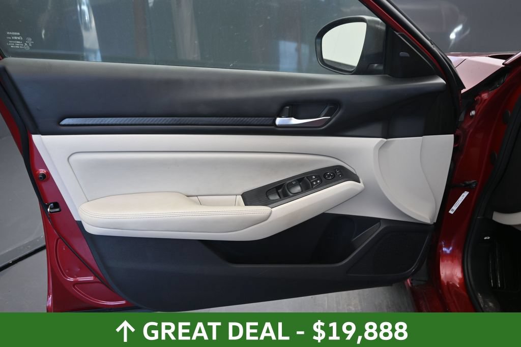 Used 2025 Nissan Altima 2.5 SV FWD image 18