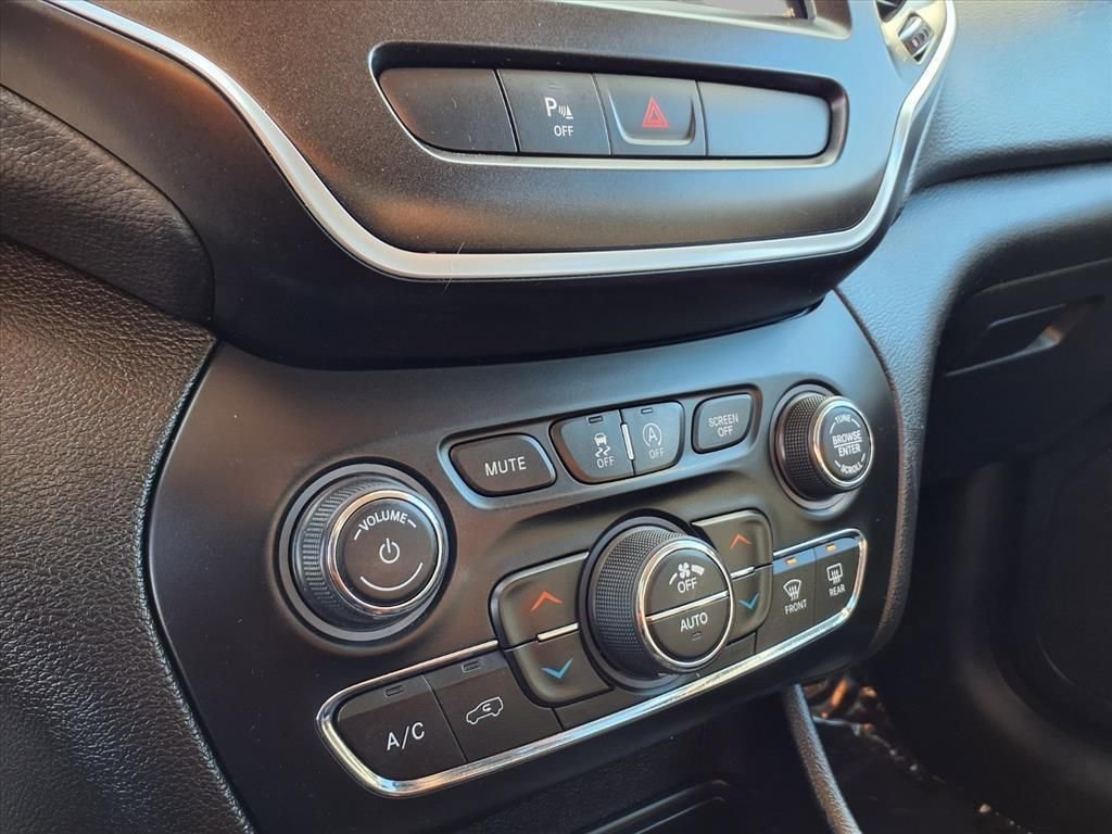 Used 2019 Jeep Cherokee Trailhawk w/ Cold Weather Group image 7