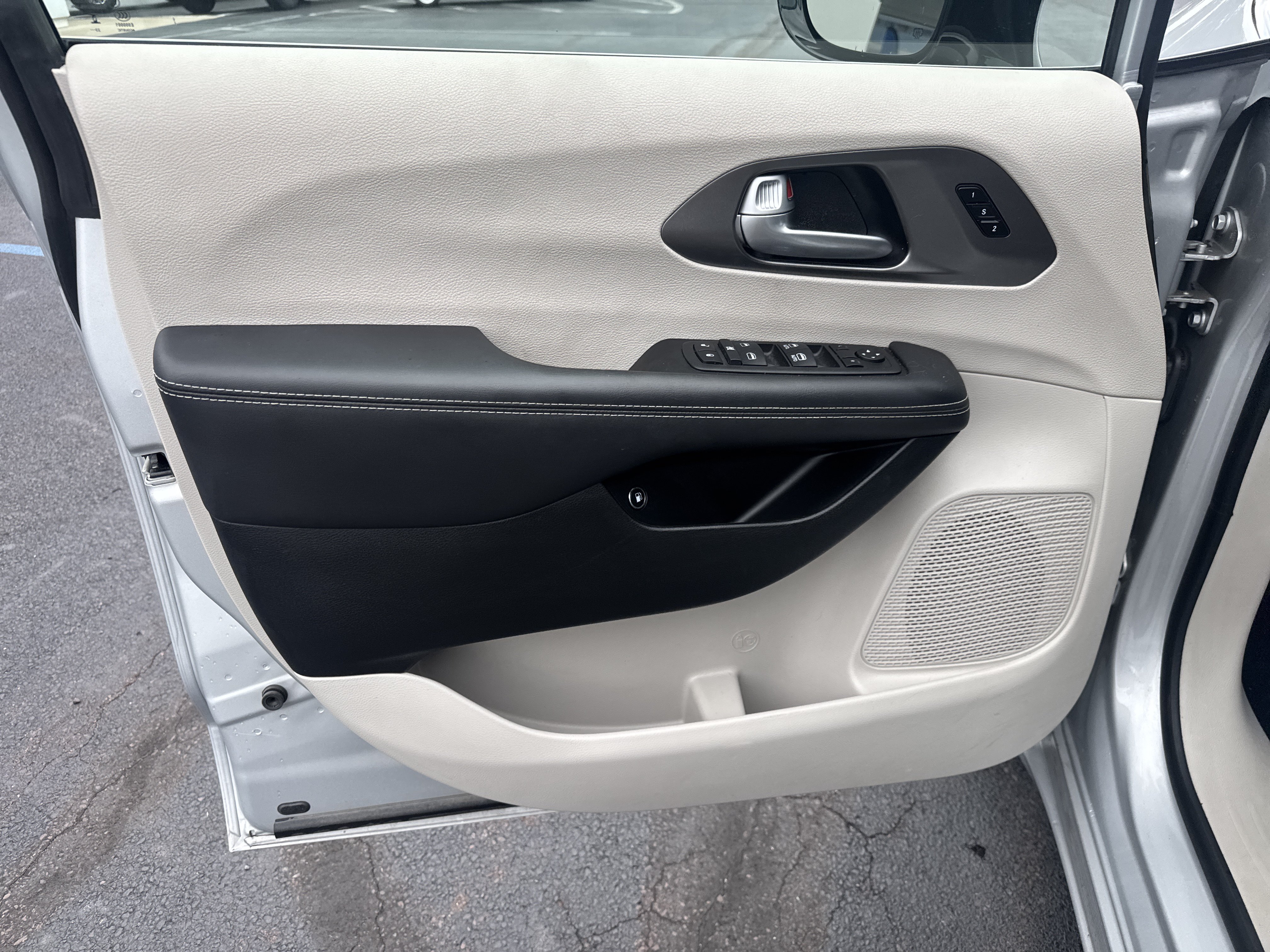 Used 2024 Chrysler Pacifica Limited FWD image 16