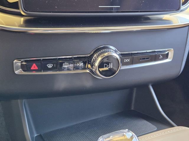 New 2025 Volvo XC90 T8 Core image 21