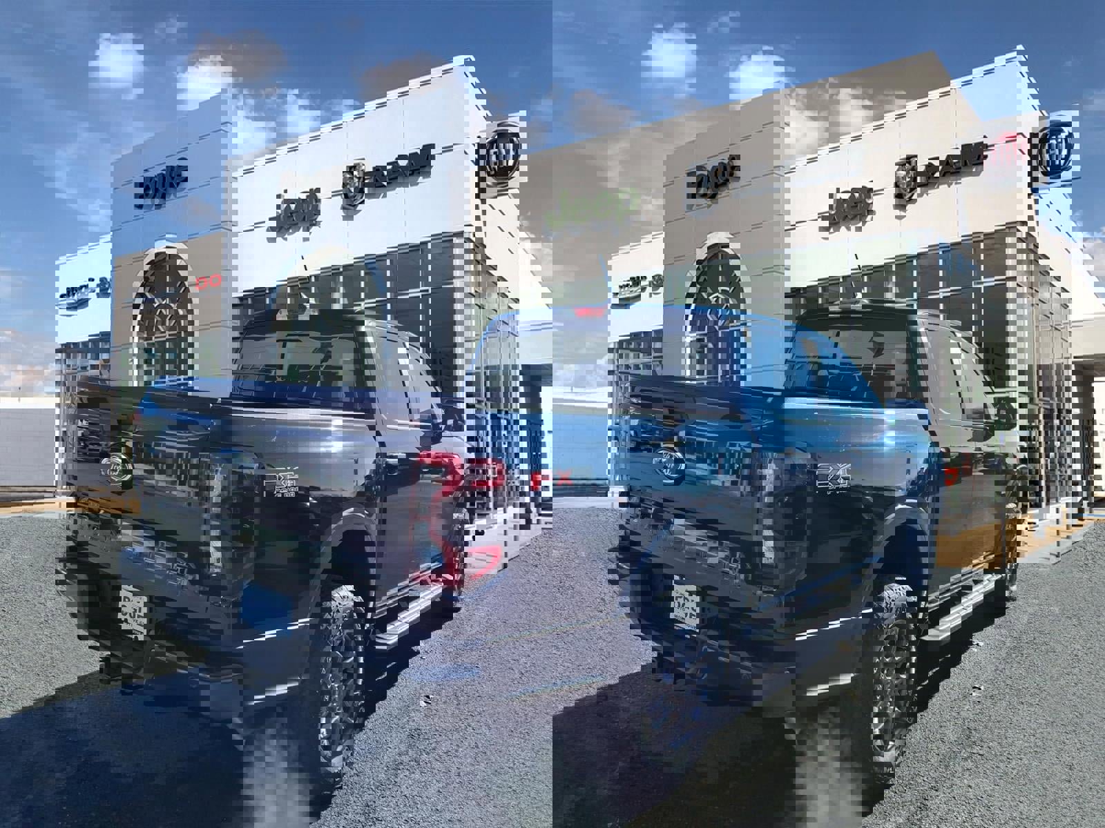 Used 2024 Ford Ranger XLT w/ FX4 Off-Road Package image 2