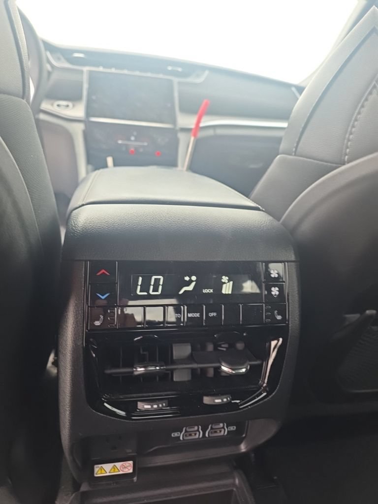 Used 2024 Jeep Grand Cherokee L Limited w/ Black Appearance Package AWD/4WD image 14