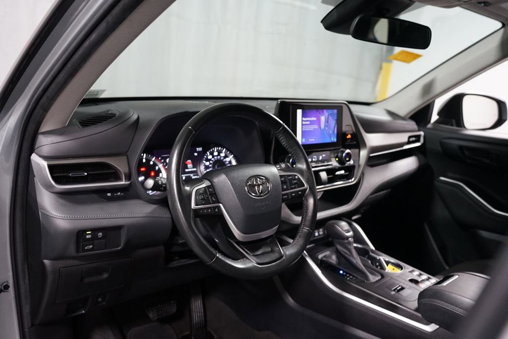 Used 2023 Toyota Highlander LE image 11