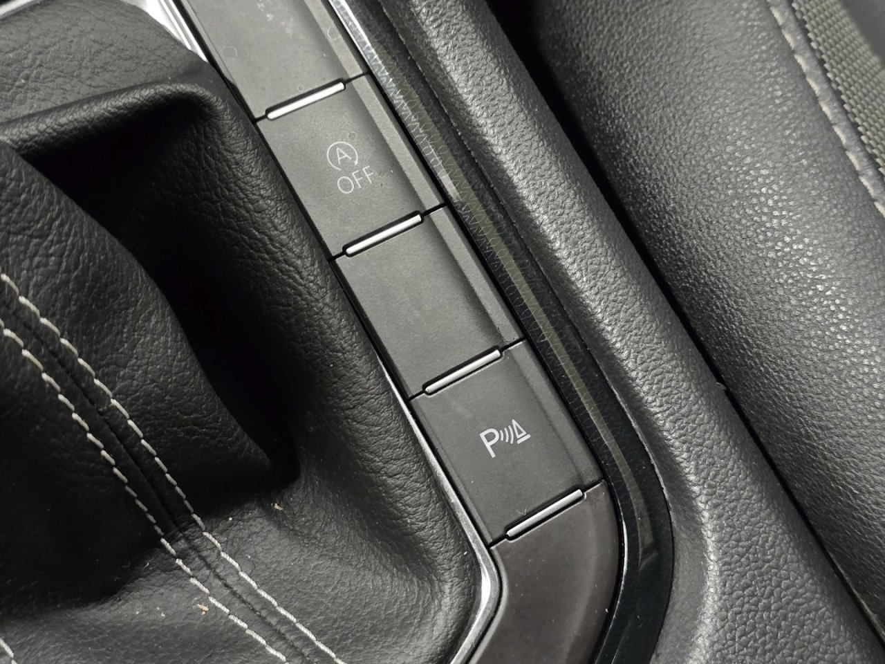 Used 2025 Volkswagen Taos SE image 28