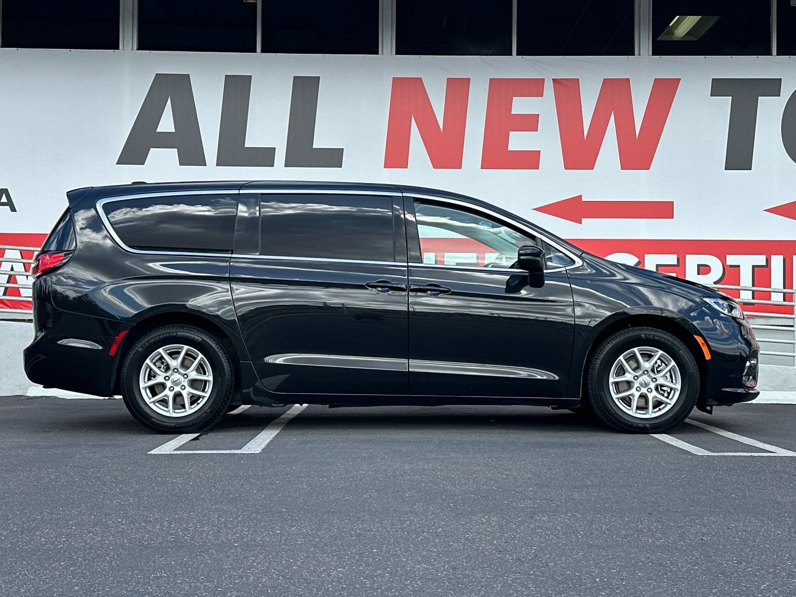 Used 2023 Chrysler Pacifica Touring-L FWD image 6