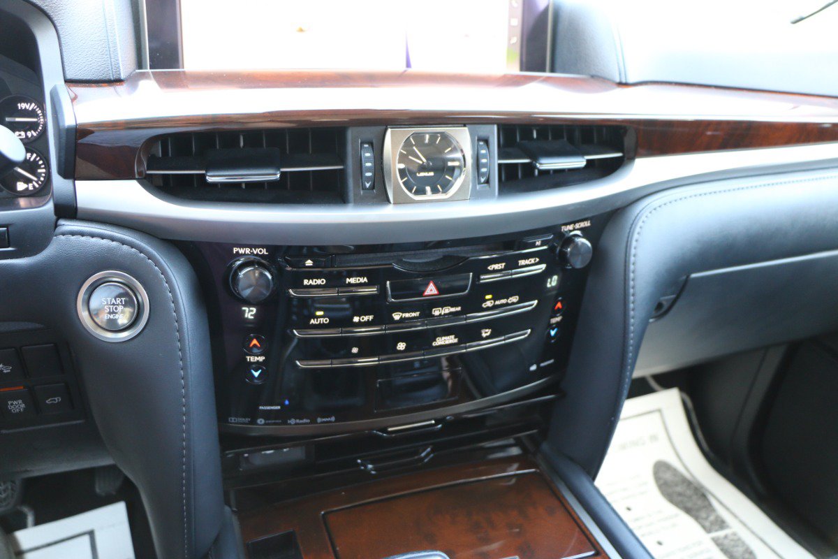 Used 2021 Lexus LX 570 4WD w/ Luxury Package image 24