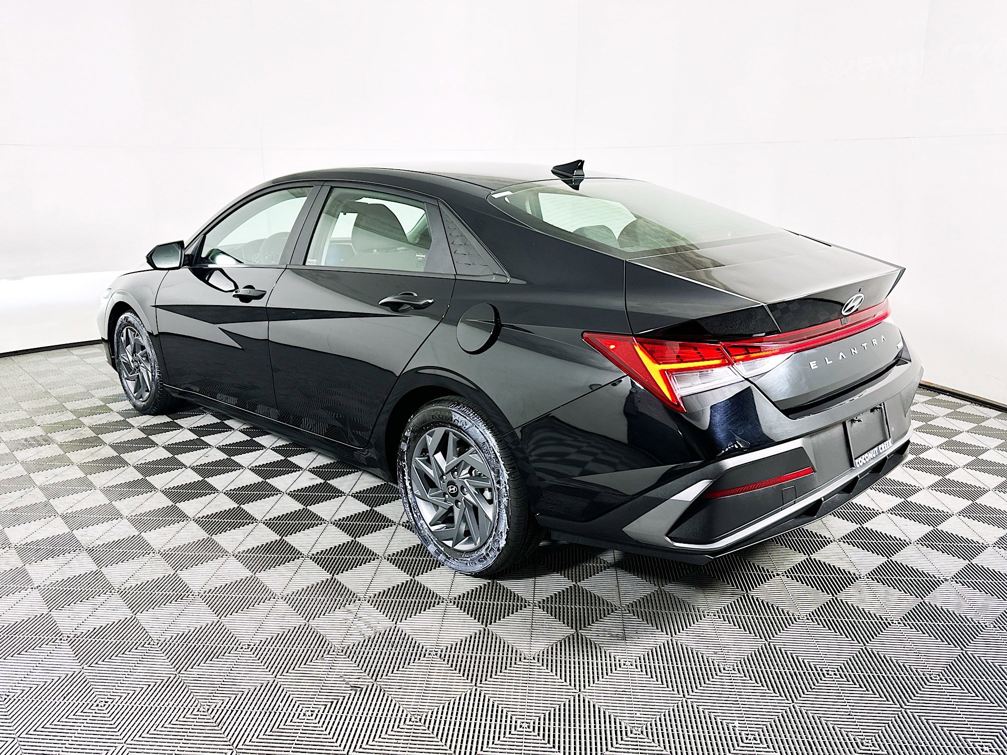 Used 2024 Hyundai Elantra Blue FWD image 5