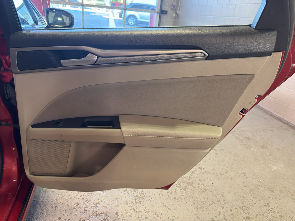 Used 2020 Ford Fusion SE FWD image 26