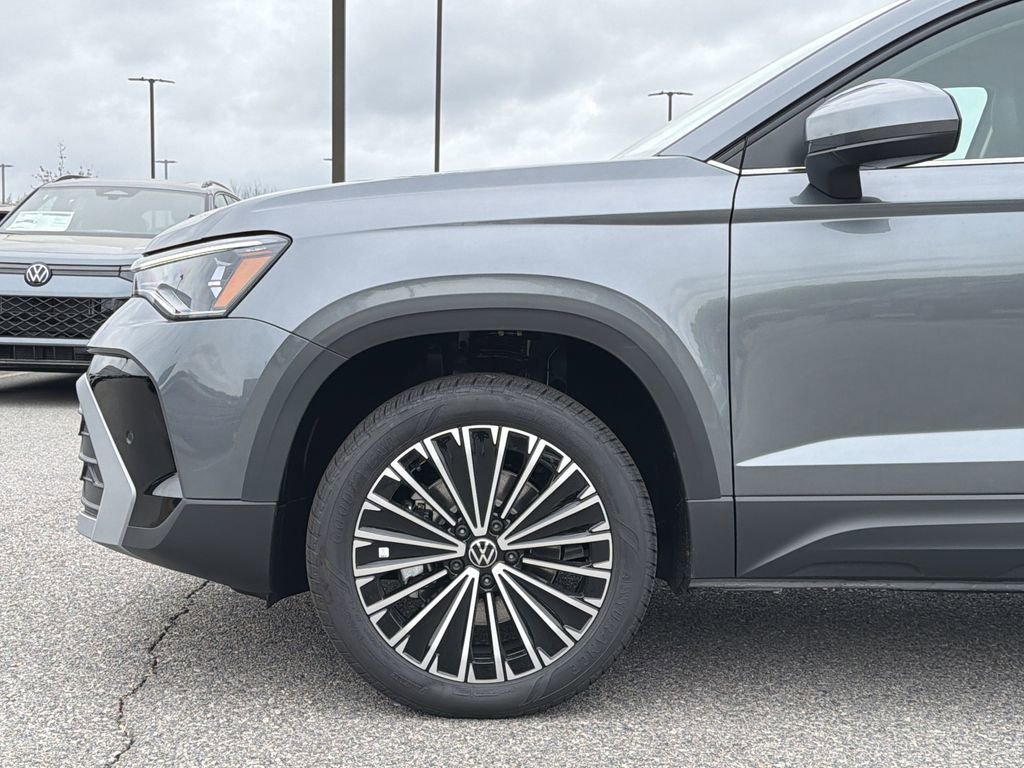 New 2026 Volkswagen Taos SE image 9