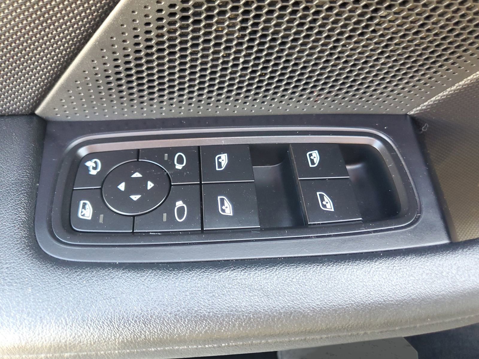 Used 2022 Porsche Taycan image 21