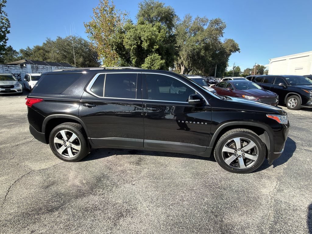 Used 2021 Chevrolet Traverse LT w/ LT Premium Package FWD image 4