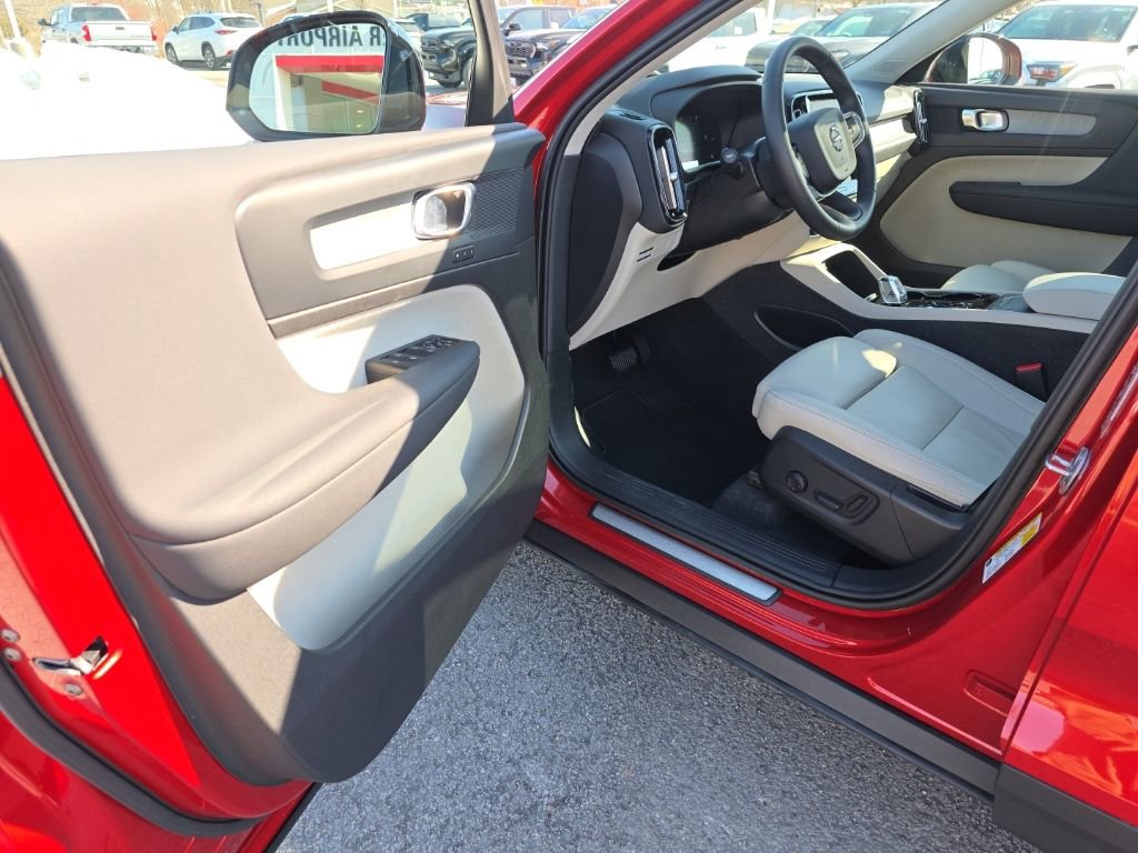 Used 2023 Volvo XC40 B5 Plus w/ Climate Package image 11