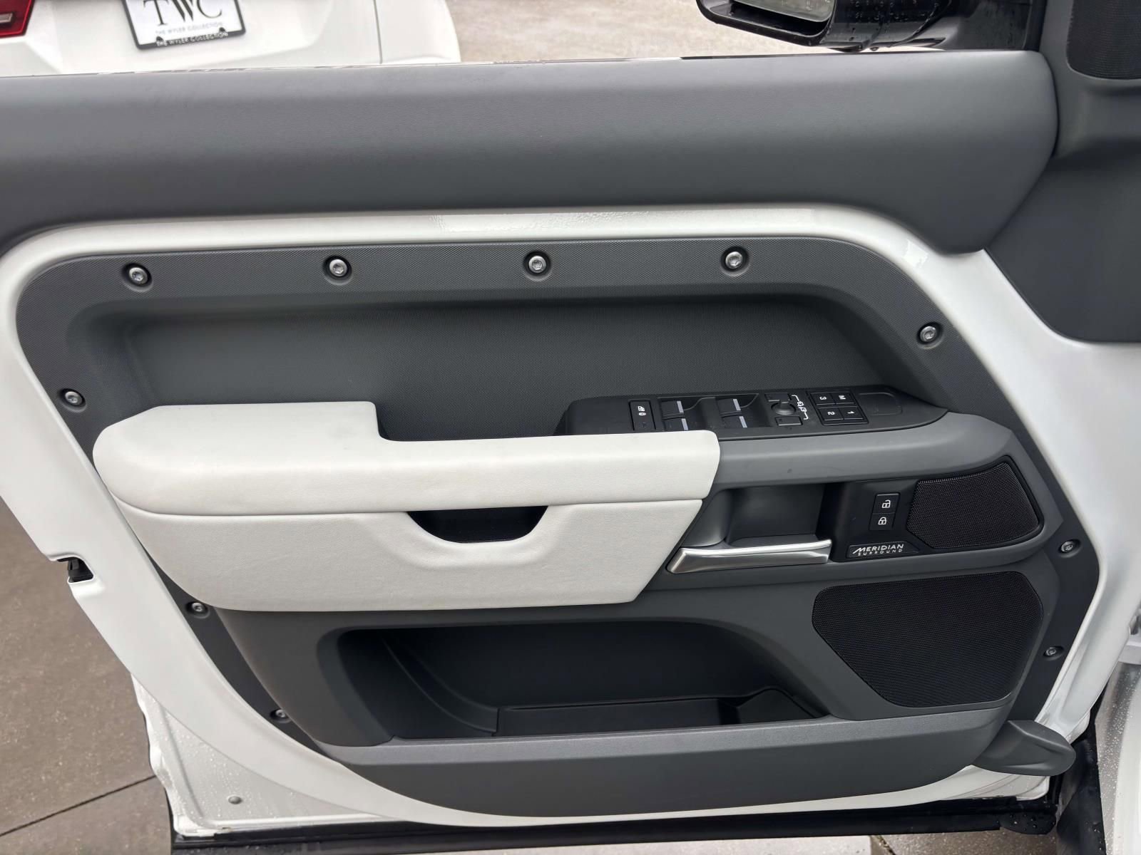 New 2026 Land Rover Defender 110 X-Dynamic SE image 11