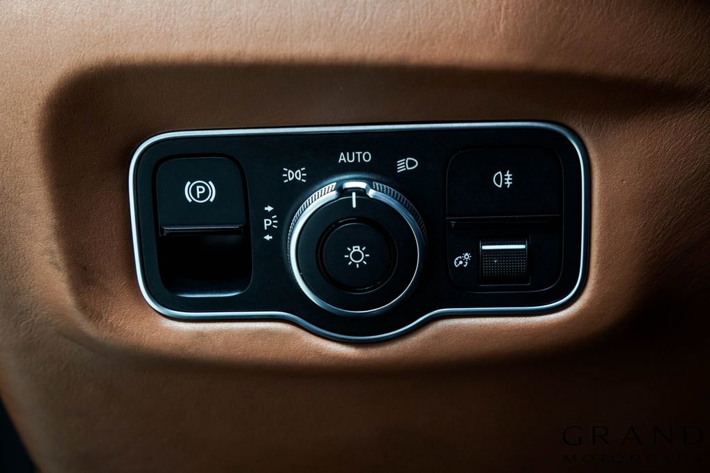 Used 2021 Aston Martin V8 Vantage Roadster RWD image 41