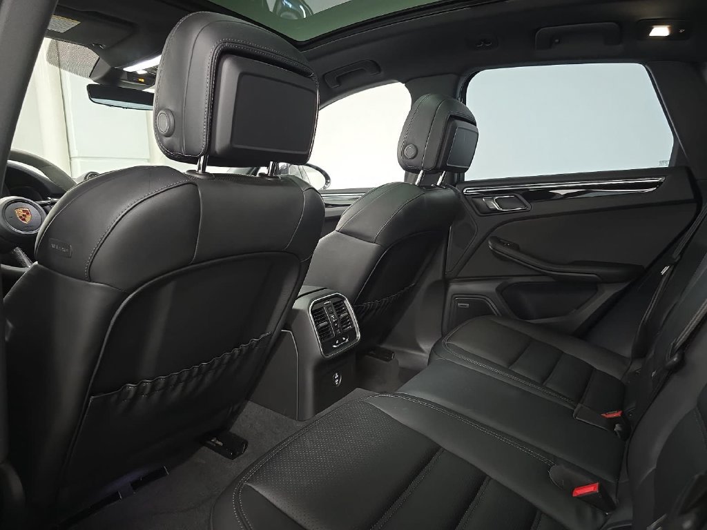 Certified 2024 Porsche Macan S AWD/4WD image 28
