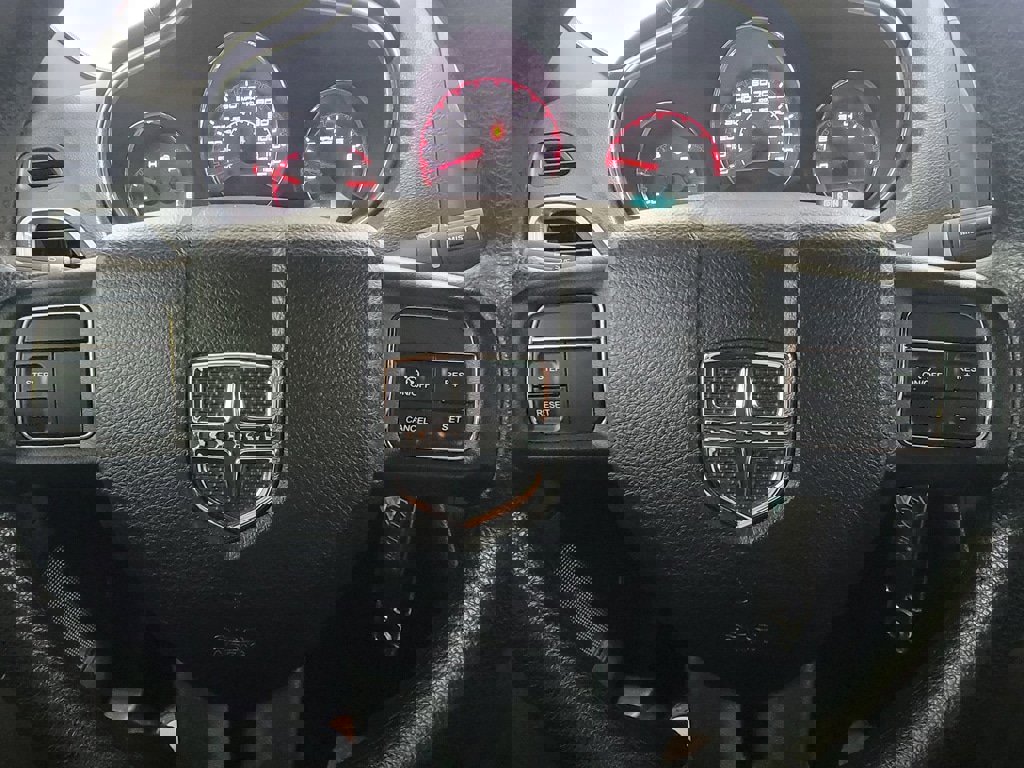 Used 2013 Dodge Avenger SE image 19