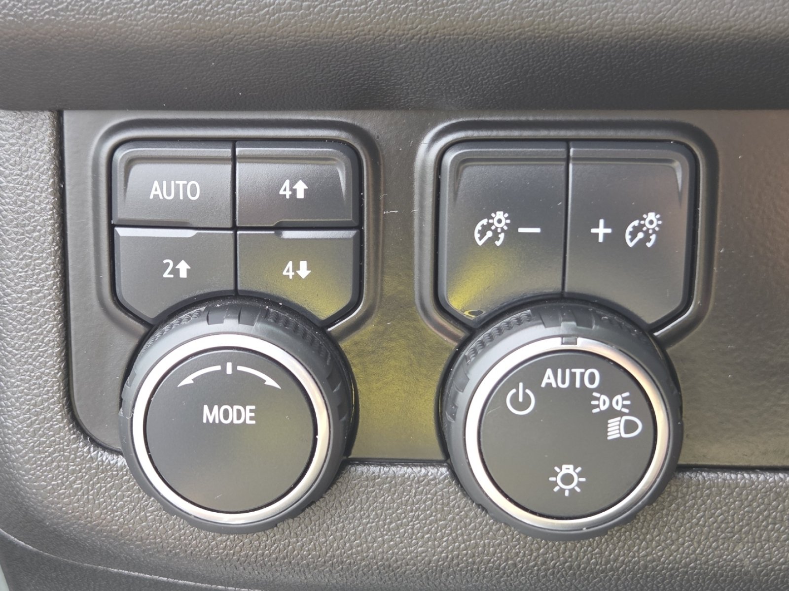 Used 2023 Chevrolet Suburban Premier AWD/4WD image 5