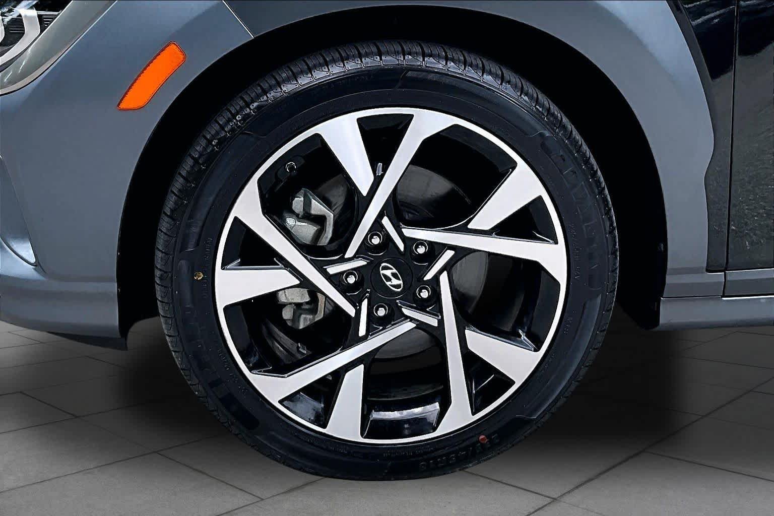 Used 2022 Hyundai Kona Limited FWD image 11