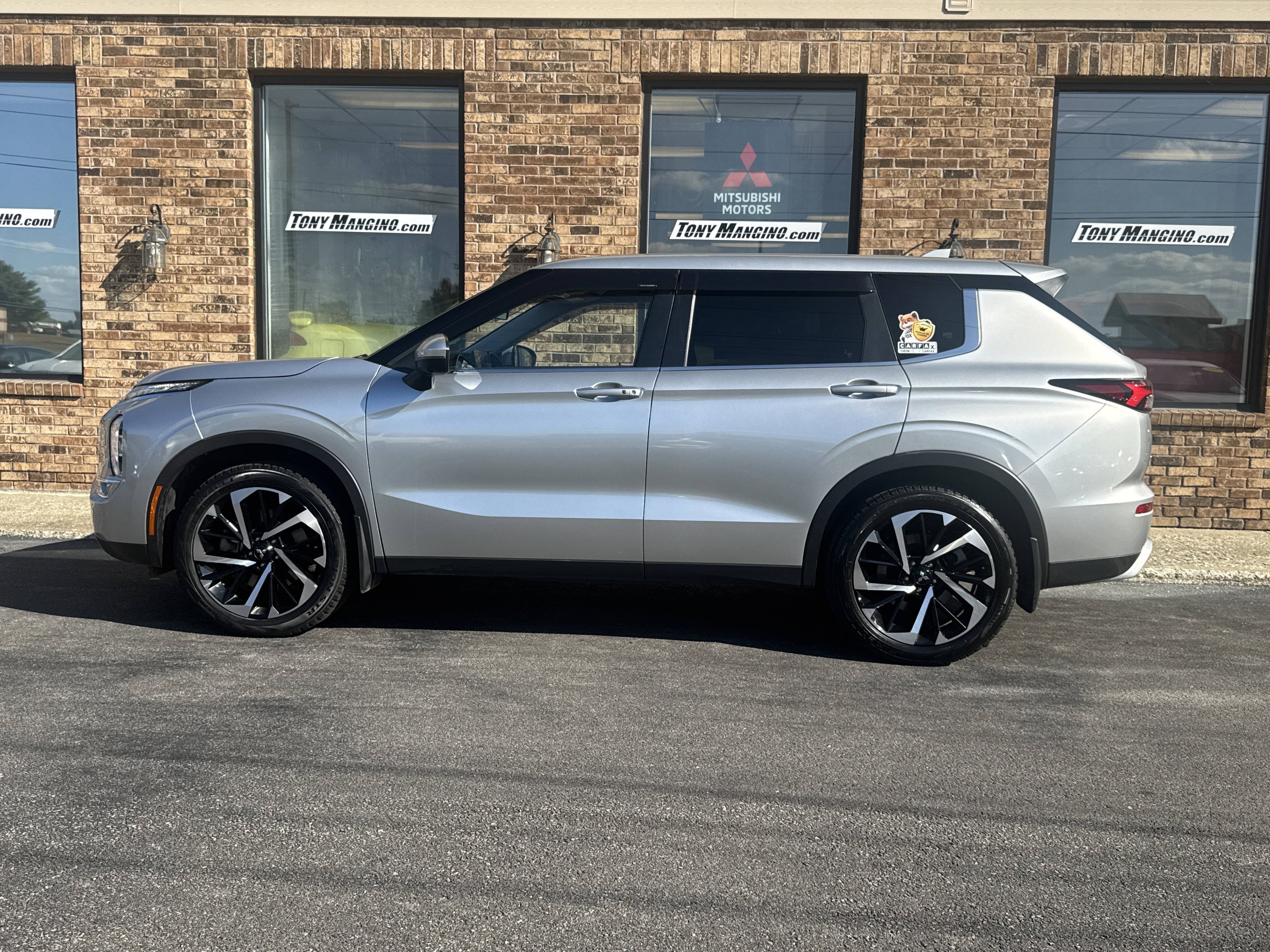 Used 2022 Mitsubishi Outlander SE image 2