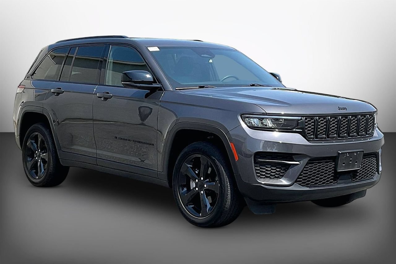 Used 2023 Jeep Grand Cherokee Altitude AWD/4WD image 2